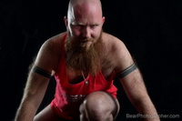 Photographie d'art homme barbu gingembre - jeune ours poilu en studio photographie d'art masculin - photographie de tatouage rousse Zurich monde 