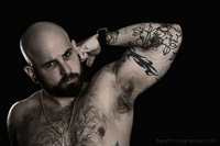 LowKeyMEN project - tattooed muscle guy @ StrongMEN.Studio 