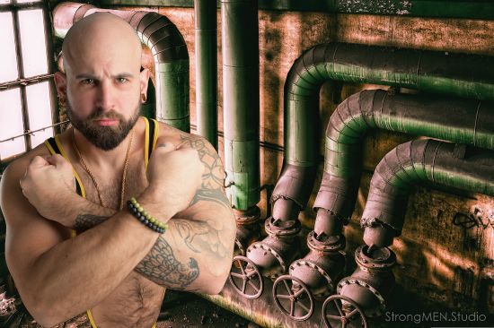 UrbanMENproject - tattooed guy at the @ StrongMEN.Studio