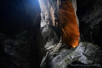Montagnes - roches et eau - cascade de glacier dans une grotte - nature au travail