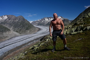 Ruivo robusto - caminhada nas montanhas da geleira de Aletsch - foto masculina ao ar livre