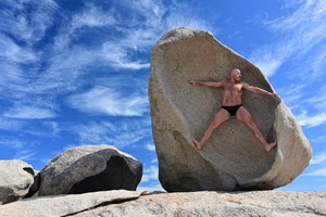 Orso muscoloso catalano tra le rocce in spiaggia